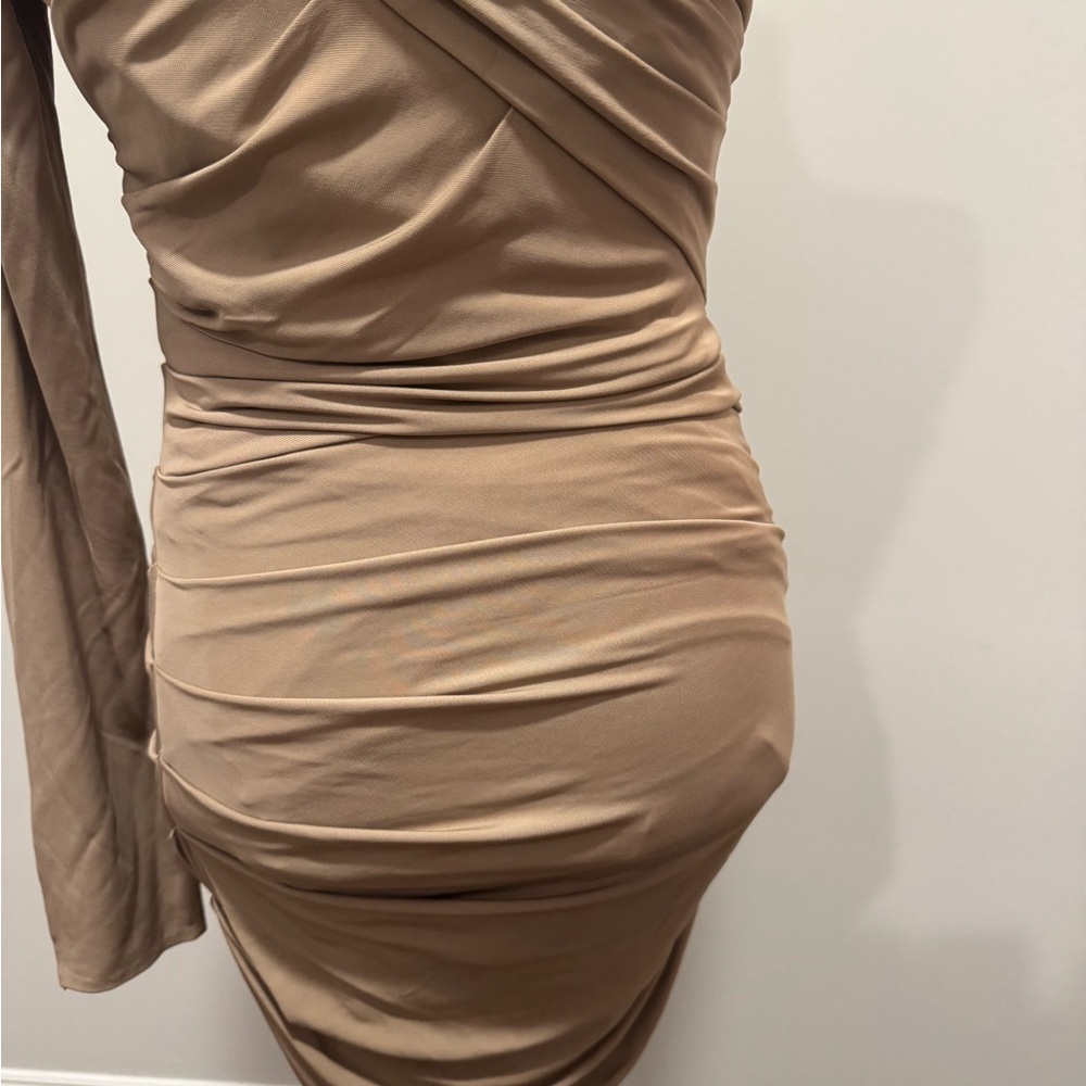 ASO SERENA VAN DER WOODSEN One-Shoulder Beige Dress - Picture 6 of 12